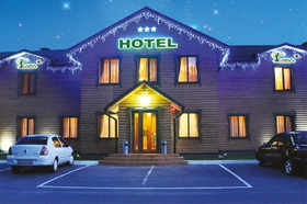 Трехзвездочный отель находится на территории ресторанно-гостиничного комплекса «Глухомань»