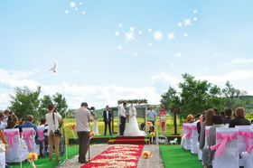Организация идеальной выездной свадебной церемонии на территории ресторанно-гостиничного комплекса «Глухомань»