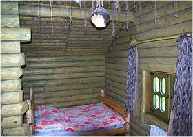 Готельний комплекс в казковому стилі - дерев'яні рублені будиночки